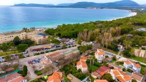een luchtfoto van een stad aan de oceaan bij Villa Le Dune a few steps from the sandy beach of Maria Pia in Alghero