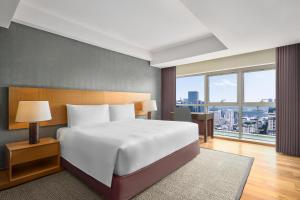 Postel nebo postele na pokoji v ubytování JW Marriott Hotel and Suites Saigon
