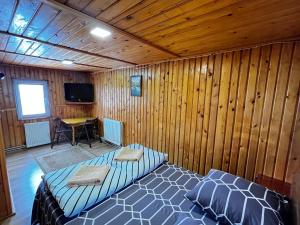 Telewizja i/lub zestaw kina domowego w obiekcie Pid Playem