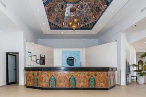 乌姆苏克Le Petit Palais Djerba & Spa的一座拥有马赛克天花板的清真寺 更多37张照片