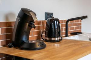 a coffee maker sitting on top of a kitchen counter at Le Lodge de Longjumeau in Longjumeau