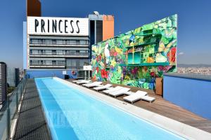 una piscina sul tetto di un edificio con murale di Barcelona Princess a Barcellona