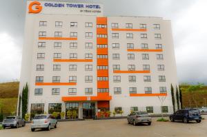 ポウゾ・アレグレにあるGolden Tower Shopping by Fênix Hotéisの駐車場に車が駐車されている建物