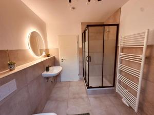 a bathroom with a shower and a sink and a toilet at Bremen 3 Zimmer Wohnung Achim Uphusen Direkt an der Autobahn Bremer Kreuz! in Bremen