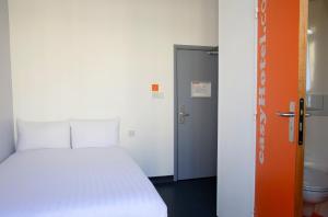 Gallery image of easyHotel Victoria in London