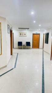 TV a/nebo společenská místnost v ubytování Hotel New Mid City Multan