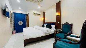 Postel nebo postele na pokoji v ubytování Hotel New Mid City Multan