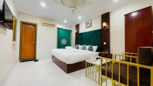 Postel nebo postele na pokoji v ubytování Hotel New Mid City Multan