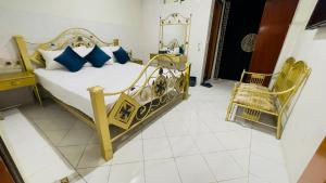 Postel nebo postele na pokoji v ubytování Hotel New Mid City Multan