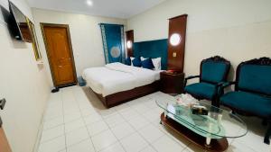 Postel nebo postele na pokoji v ubytování Hotel New Mid City Multan