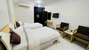 Postel nebo postele na pokoji v ubytování Hotel New Mid City Multan
