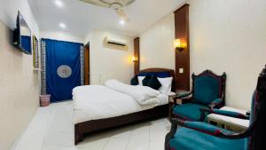 Postel nebo postele na pokoji v ubytování Hotel New Mid City Multan