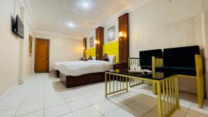 Postel nebo postele na pokoji v ubytování Hotel New Mid City Multan