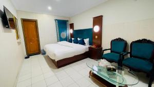 Postel nebo postele na pokoji v ubytování Hotel New Mid City Multan