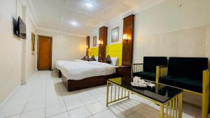 TV a/nebo společenská místnost v ubytování Hotel New Mid City Multan