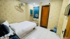 Postel nebo postele na pokoji v ubytování Hotel New Mid City Multan