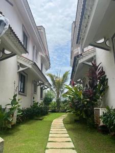 a walkway between two buildings in a yard at Serene villa In North Goa in Arpora