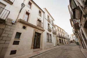 an empty street in an alley with buildings at Casa Cancho 2 - La Guarnicionería in Trujillo