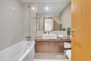 ein Badezimmer mit Waschbecken, Badewanne und Toilette in der Unterkunft Relax Stay in Funchal + 14 Fotos