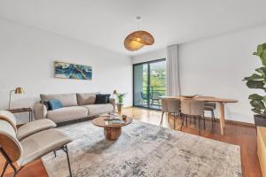 ein Wohnzimmer mit Sofa und Tisch in der Unterkunft Relax Stay in Funchal