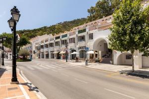pusta ulica w mieście z budynkami w obiekcie Duplex With Sunny Terrace Located In Mijas Pueblo w mieście Mijas