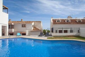 willa z basenem przed domem w obiekcie Duplex With Sunny Terrace Located In Mijas Pueblo w mieście Mijas