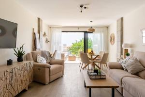 salon z kanapą i stołem w obiekcie Duplex With Sunny Terrace Located In Mijas Pueblo w mieście Mijas