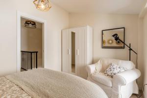 sypialnia z łóżkiem, krzesłem i lampką w obiekcie Duplex With Sunny Terrace Located In Mijas Pueblo w mieście Mijas +21 zdjęć