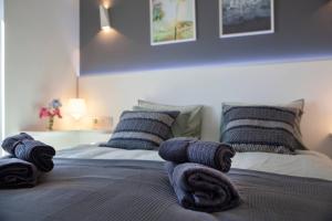 Ένα ή περισσότερα κρεβάτια σε δωμάτιο στο Luxury Sea View Apartment & Pool +13 φωτογραφίες