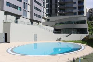 ein leerer Pool vor einem Gebäude in der Unterkunft Relax Stay in Funchal