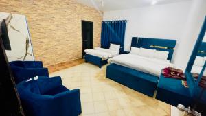 Postel nebo postele na pokoji v ubytování Hotel New Mid City Multan