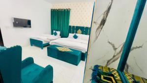 Postel nebo postele na pokoji v ubytování Hotel New Mid City Multan