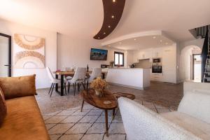 Posedenie v ubytovaní New Renovated Central Apartment With Modern Touch