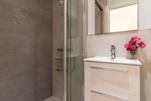 Kúpeľňa v ubytovaní New Renovated Central Apartment With Modern Touch