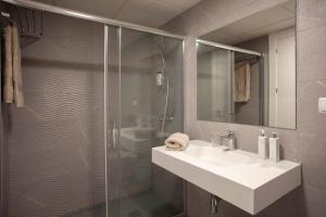 Koupelna v ubytování Modern New Apartment In The Heart Of Mijas Pueblo + 12 fotografií
