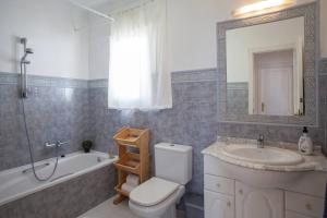 een badkamer met een wastafel, een toilet en een ligbad bij Cozy townhouse Mijas with views in Mijas +15 foto's