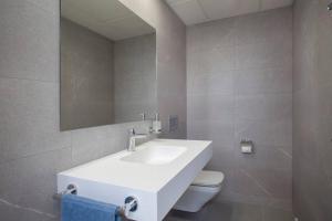 Kúpeľňa v ubytovaní Brand New Duplex In Mijas Pueblo + 11 fotografií