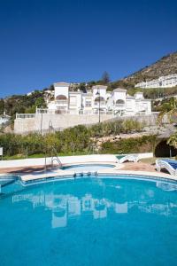 een groot blauw zwembad voor een huis bij Cozy townhouse Mijas with views in Mijas