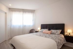 Posteľ alebo postele v izbe v ubytovaní Brand New Duplex In Mijas Pueblo