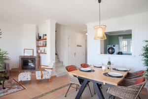 een eetkamer met een tafel en stoelen bij Cozy townhouse Mijas with views in Mijas