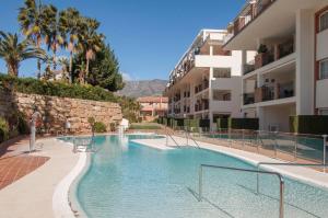 basen przed budynkiem w obiekcie Sunny Terrace Apartment In Prestigious Mijas Golf w mieście Mijas