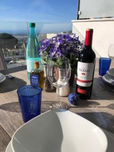Nápoje v ubytování Mediterranean Apartment With Sea Views In Mijas