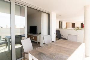 TV a/nebo společenská místnost v ubytování Mediterranean Apartment With Sea Views In Mijas
