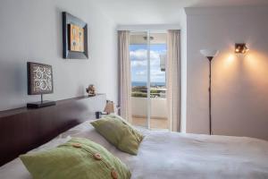 Postel nebo postele na pokoji v ubytování Stunning Ocean View Apartment