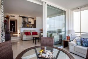 Posezení v ubytování Stunning Ocean View Apartment