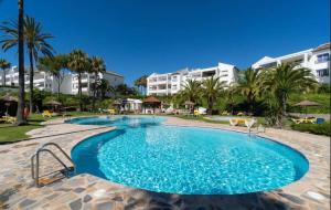 Bazén v ubytování Stunning Ocean View Apartment nebo v jeho okolí