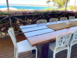 Emu Bay菲沃海滨度假屋的花木桌子和椅子