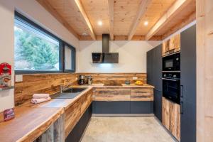 クソンリュプト・ロンジュメールにあるChalet L'Echappée Belle, luxury with spa and saunaのキッチン(木製のカウンタートップ、窓付)