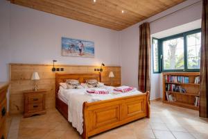 Postel nebo postele na pokoji v ubytování Impressive Villa Dazura In Valtocado Mijas + 37 fotografií