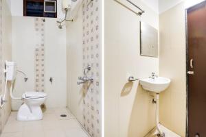 une salle de bains avec toilettes et lavabo dans l'établissement Super Townhouse De Alphabet Kukatpally Near Nexus Mall, à Hyderabad